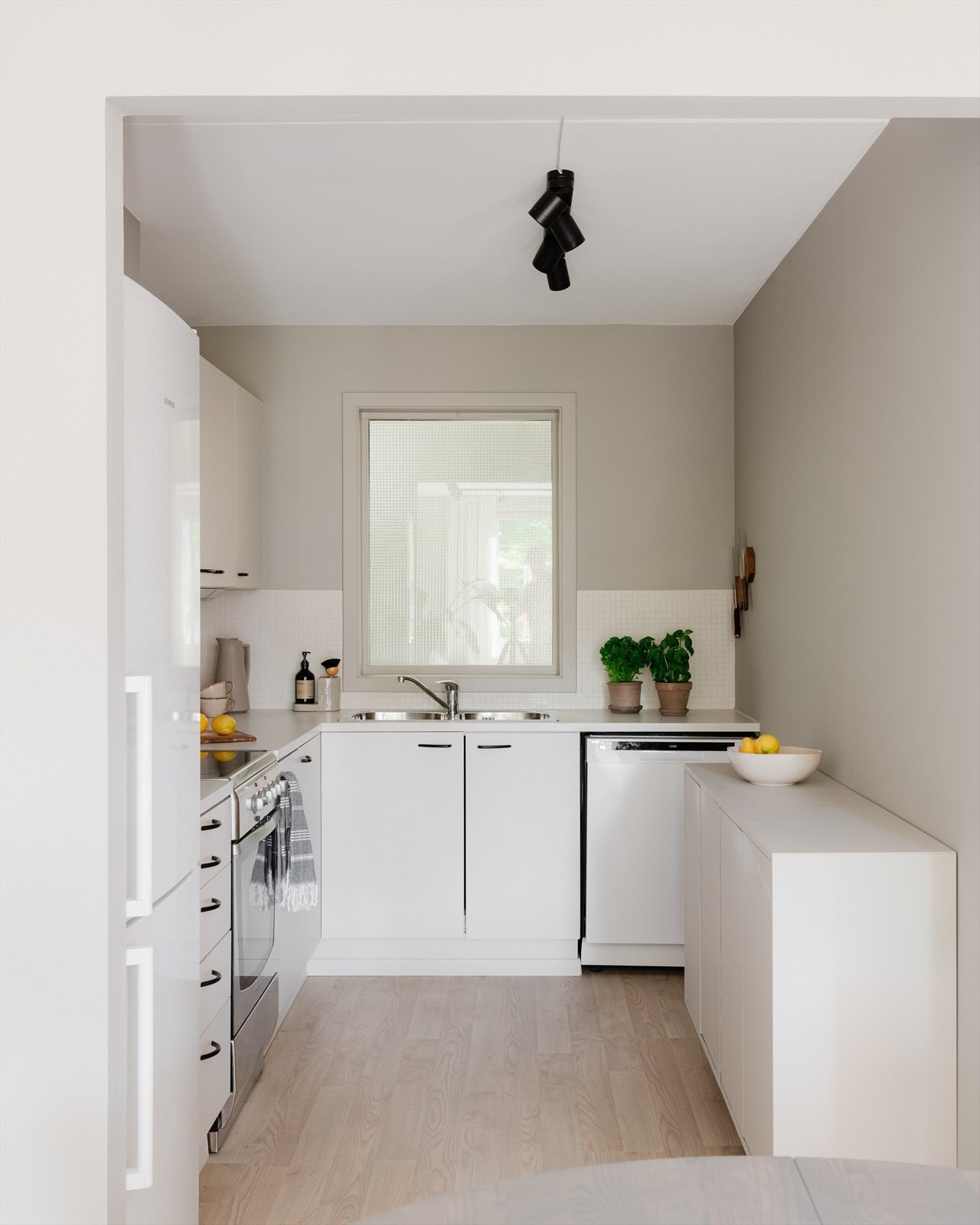 Det tidløse kjøkkenet er i åpen løsning med stuen. Galleribilde