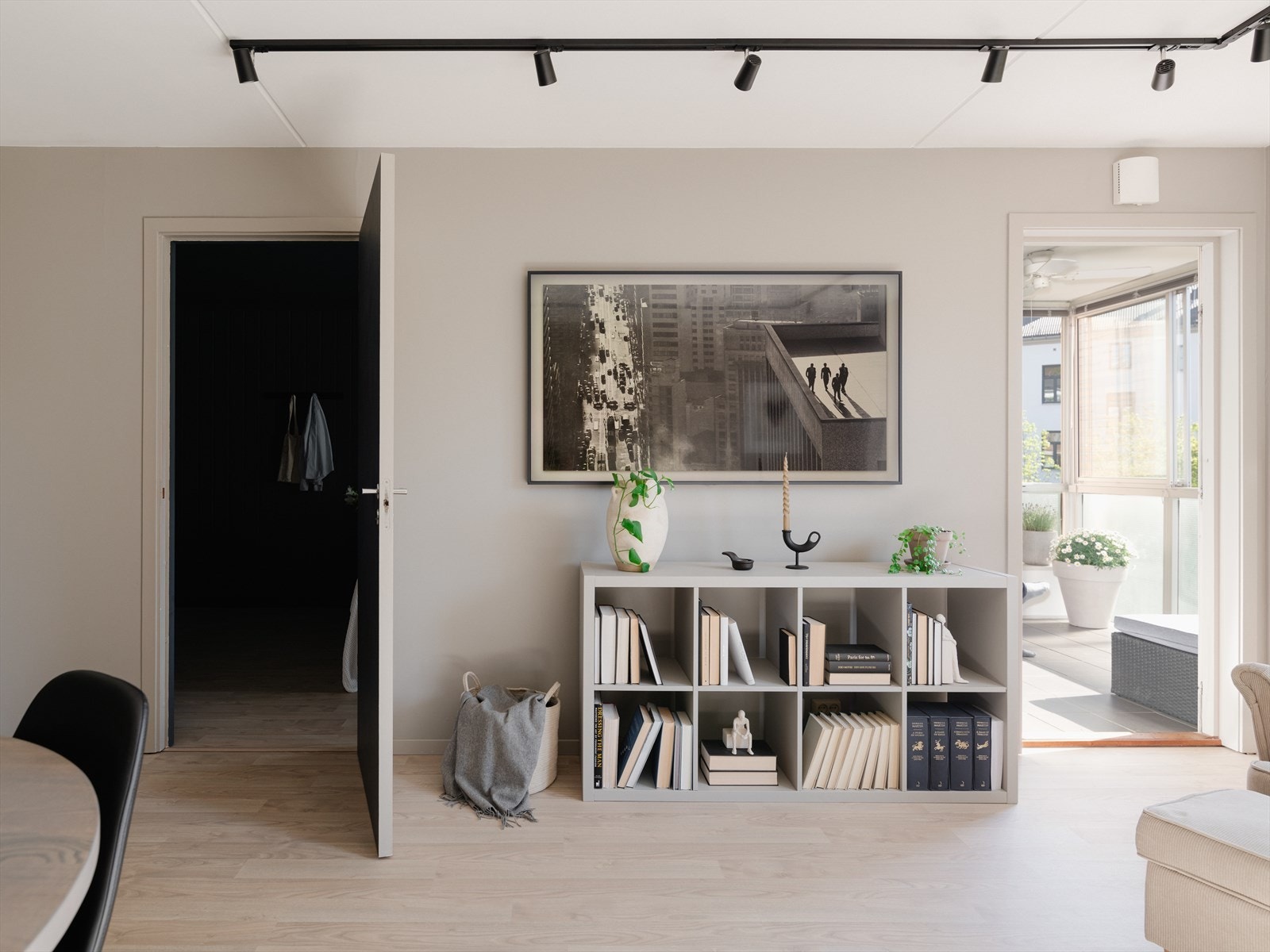 Fra stuen har du også adkomst til den hyggelige innglassede balkongen. Galleribilde