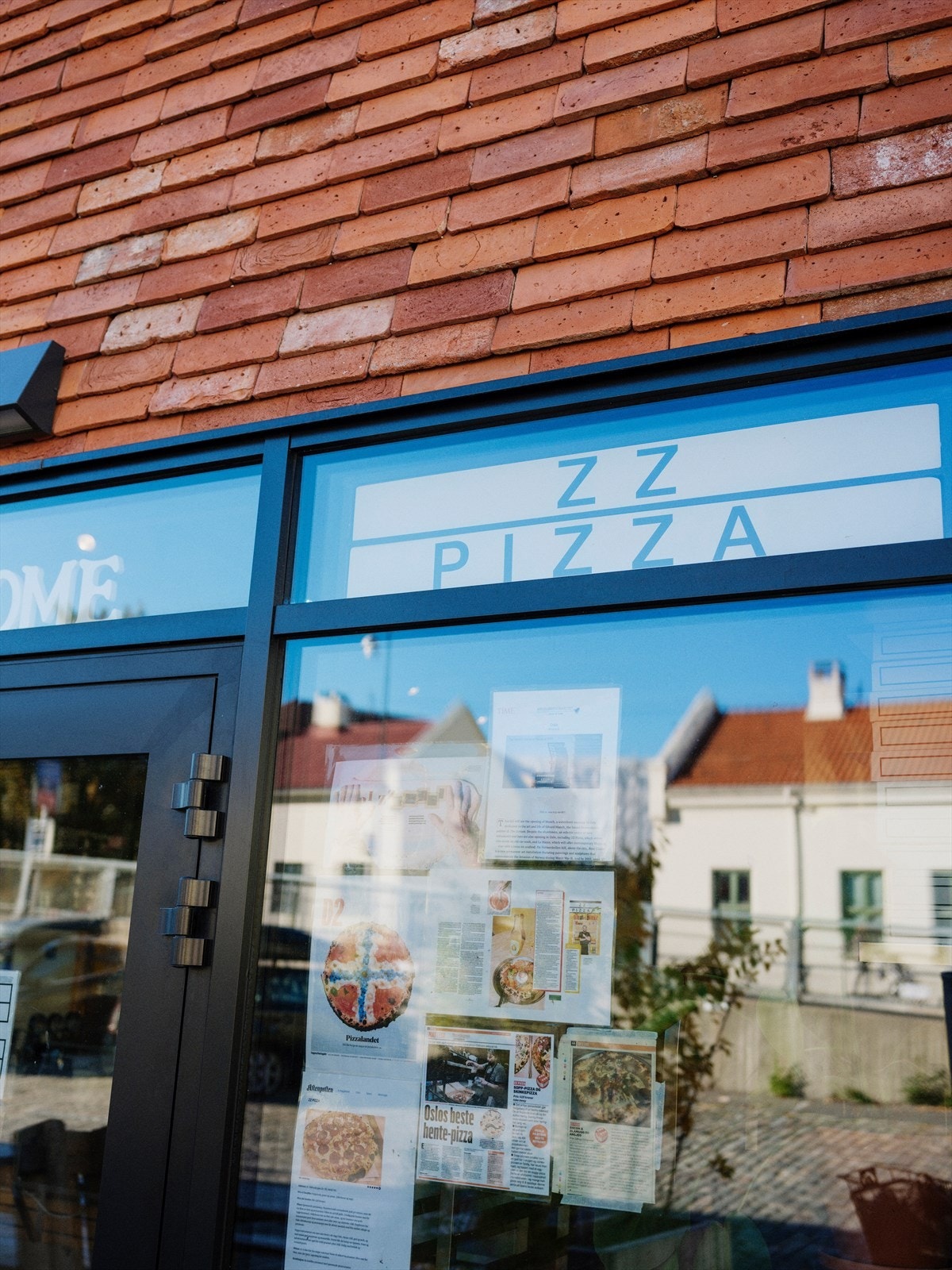 Byens kanskje beste pizza finner på ZZpizza - den ble hvertfall kåret til det av vink i 2023! Galleribilde