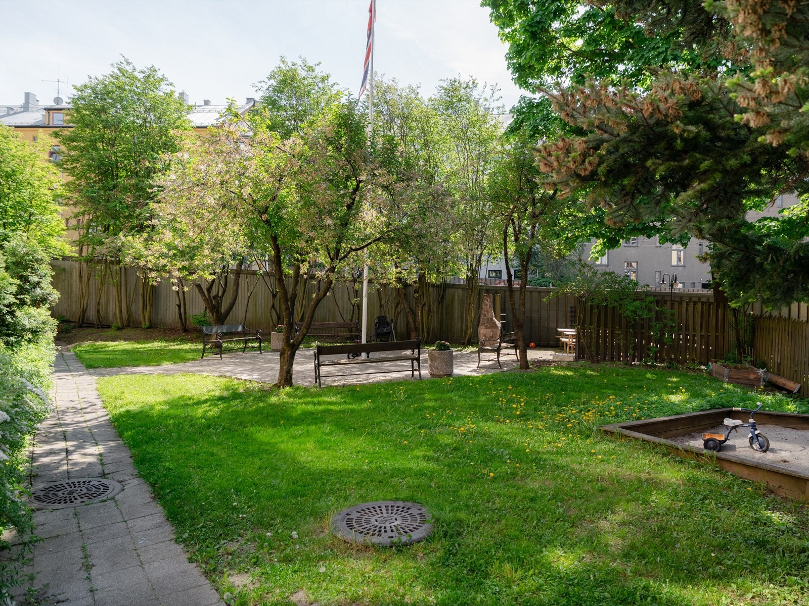 Den frodige bakgården passer ypperlig for både store og små! Galleribilde