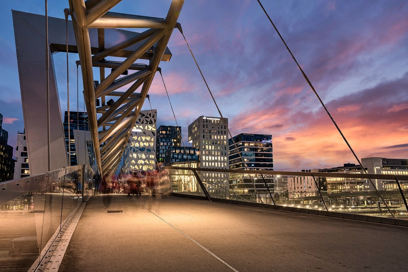 Gangbrua som starter ved foten av Grønland tar deg over til Bjørvika på få minutter. Galleribilde