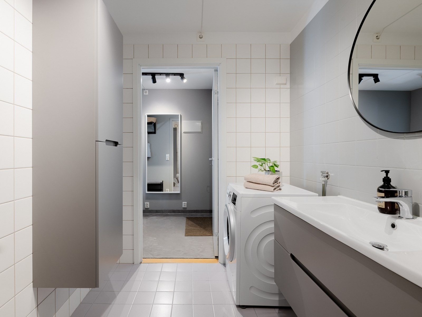 Innredningen består av vegghengt skap og servant, dusjkabinett og toalett. Det er opplegg for vaskemaskin i hjørnet. Galleribilde