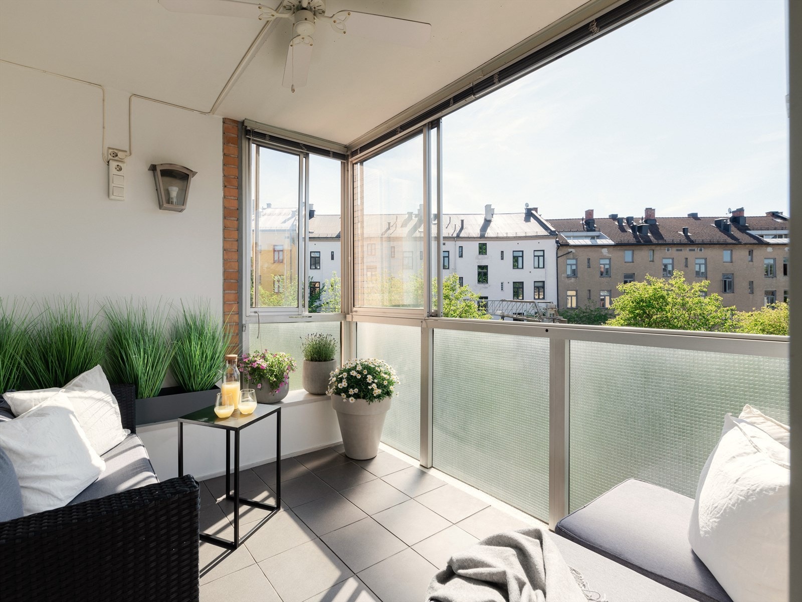 Her kan du nyte balkonglivet fra vår til høst, da glassene skjermer godt når gardestokken kryper nedover. Strømuttak gjør det også mulig å installere varmelampe. Galleribilde