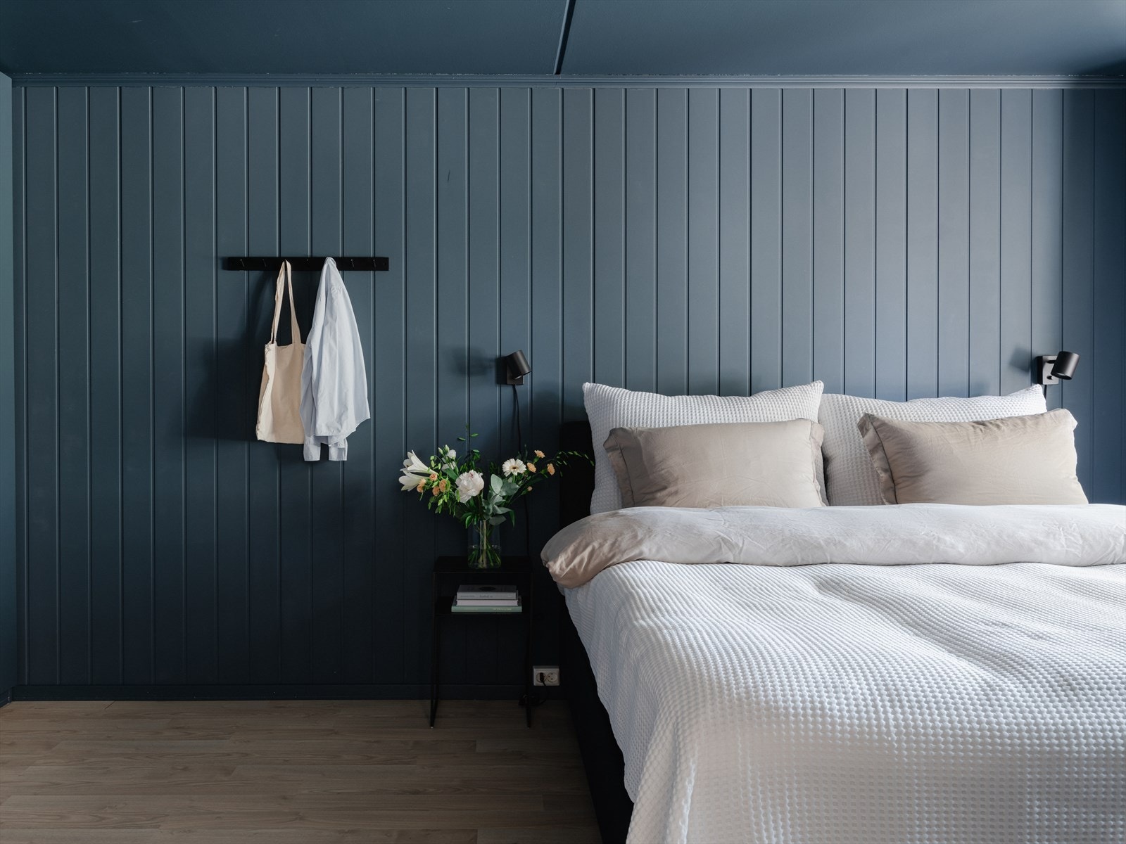 Soverommet er holdt i duse, behagelige blåtoner. Det finnes mange omfattende studier på at blå er den beste fargen på soverommet, da den roer sinnet og demper stress. Galleribilde