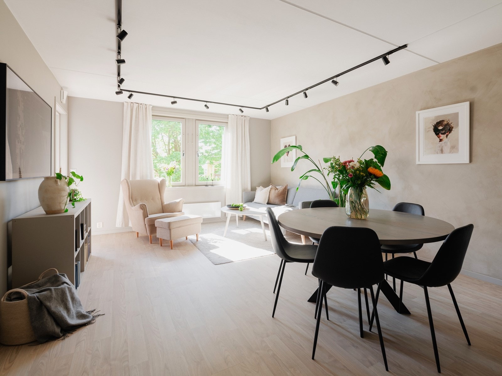 I det du trer over dørstokken merker du den gode atmosfæren leiligheten har, med rikelig lys og luft og grønn utiskt mot indre gårdsrom. Galleribilde