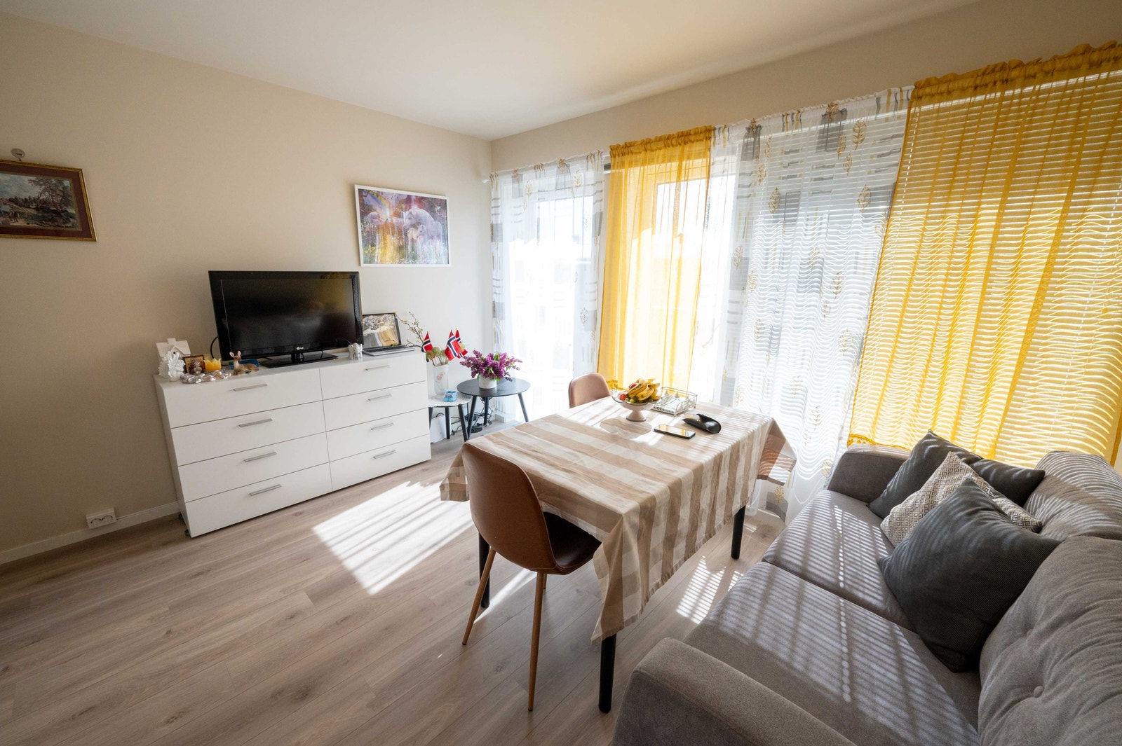 Stue som slipper inn mye naturlig lys, og har en direkte utgang til balkong Galleribilde