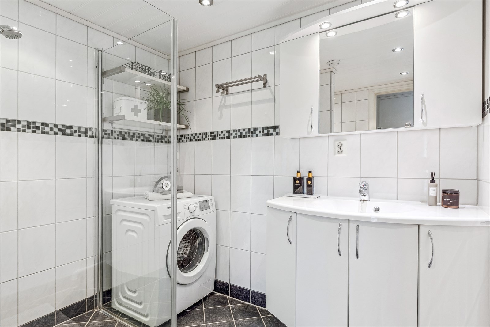 Badet er på ca. 6 kvm, og ble sist pusset opp i 2006. Galleribilde