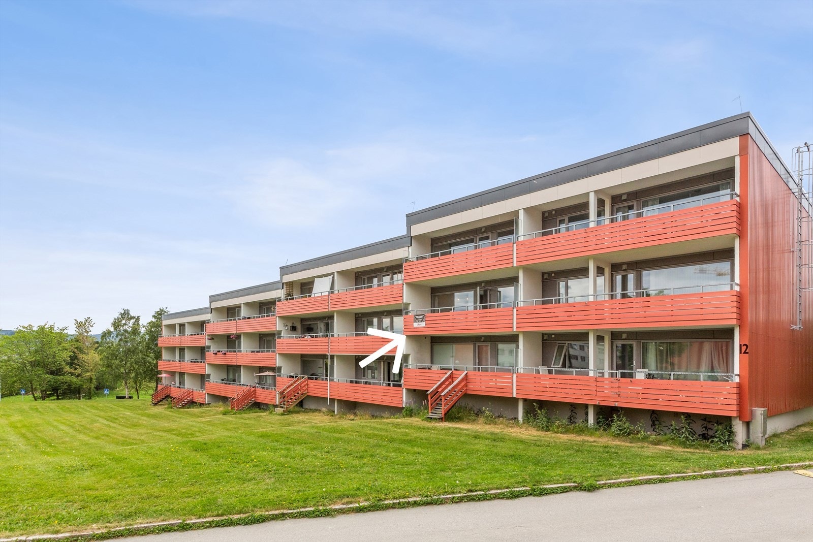 Leiligheten ligger i 2. etasje i en velholdt boligblokk fra 1973. Galleribilde