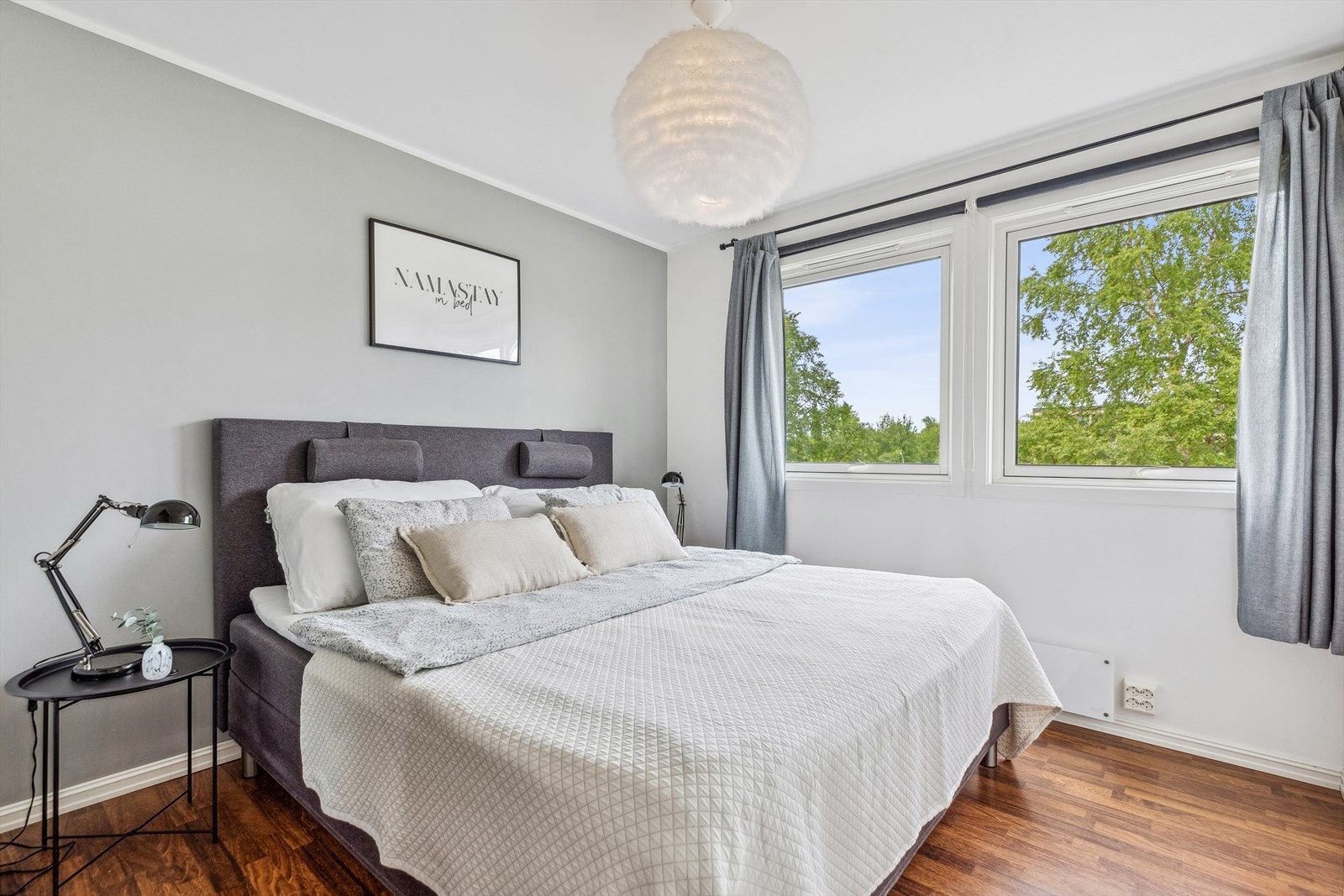 Rommet får rikelig med dagslys fra to store, nordvendte vinduer. Galleribilde