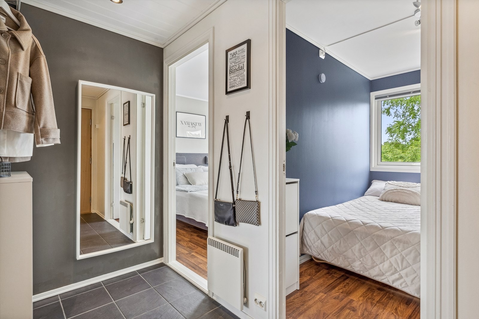 Leiligheten er elektrisk oppvarmet med panelovner og med gulvvarme på badet. Galleribilde