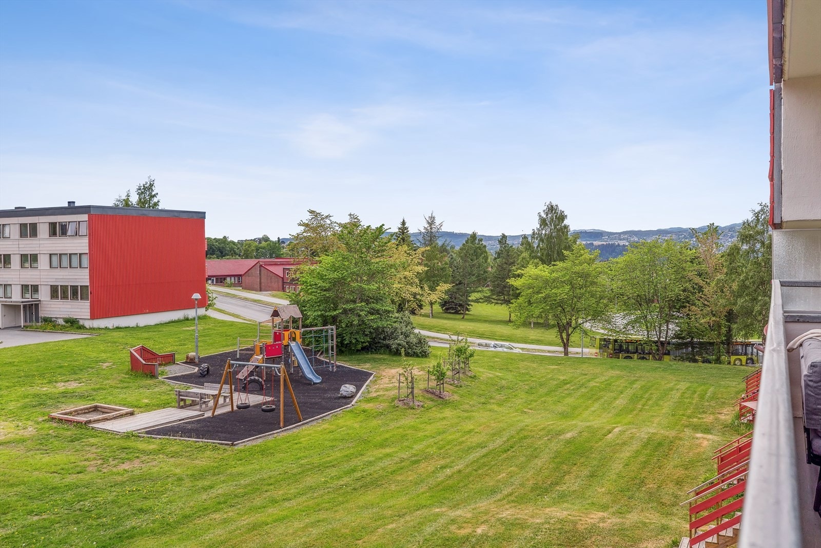 På tunet mellom bygningene er det sittebenker og lekestativer til felles anvendelse. Galleribilde