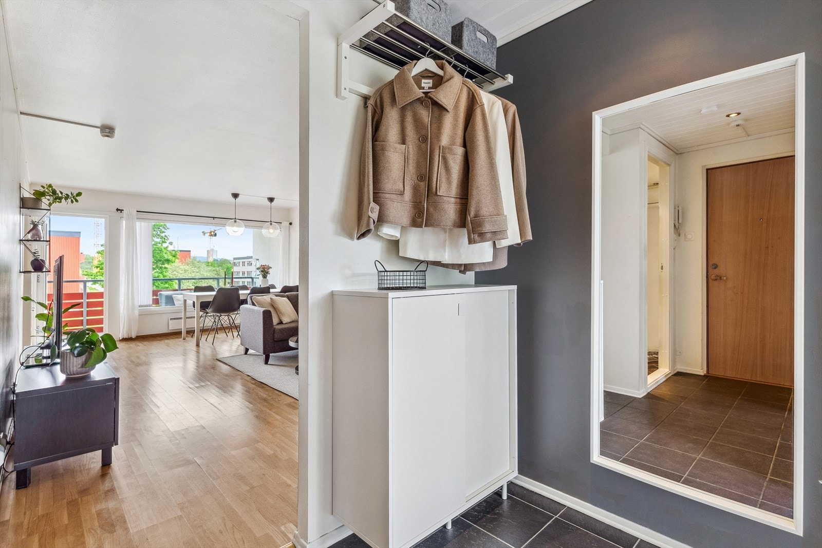 Vel inne blir vi ønsket velkommen i en pen entré på ca. 4,5 kvm. Galleribilde