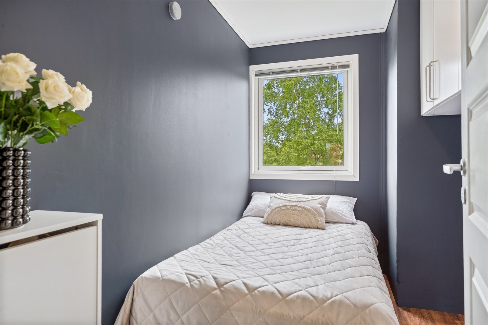 På soverom 2 er det oppbevaringsplass i hvite, vegghengte skap. Galleribilde