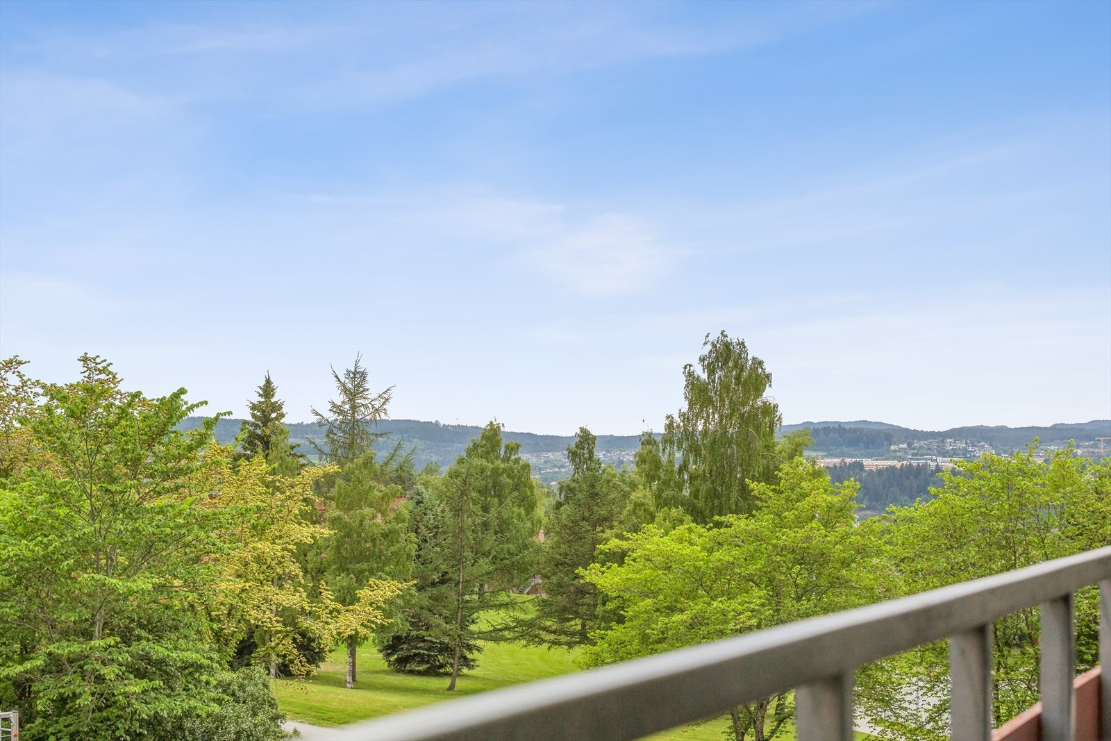 Eiendommen ligger barnevennlig, tilbaketrukket og meget attraktivt til. Galleribilde