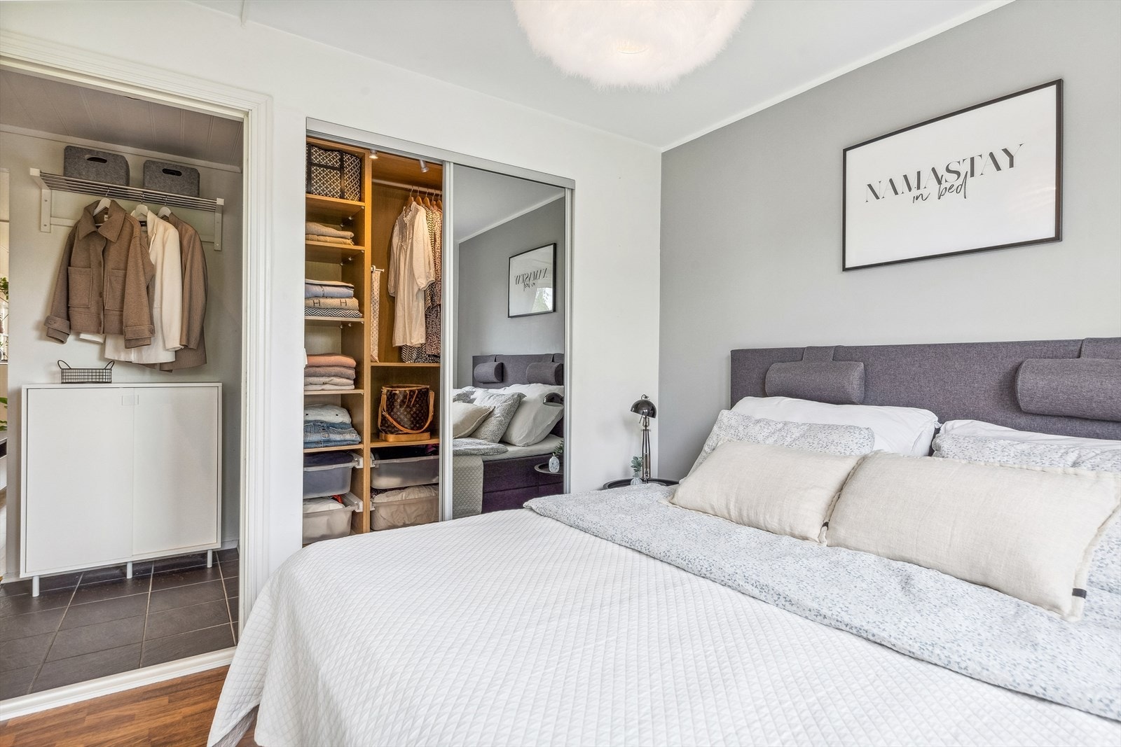 Hovedsoverommet har skyvedørsgarderobe og et tilliggende garderoberom. Galleribilde