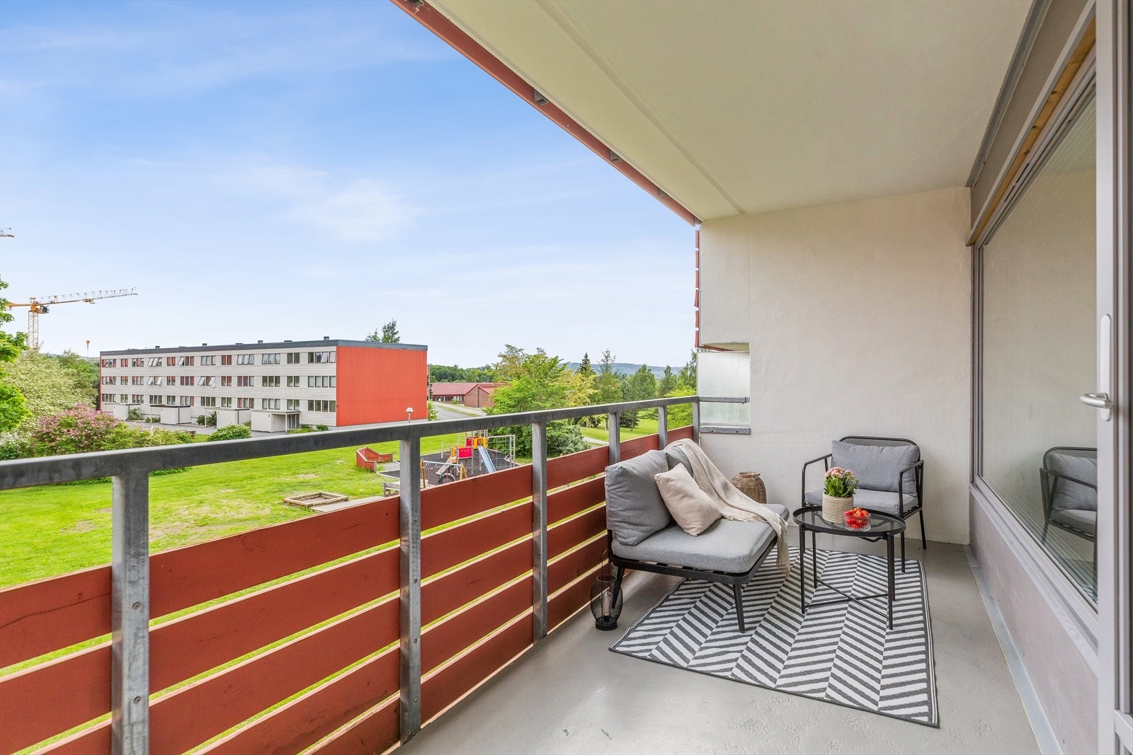 Fra stuen er det utgang til en sydvendt, overbygd balkong på ca. 12 kvm. Galleribilde