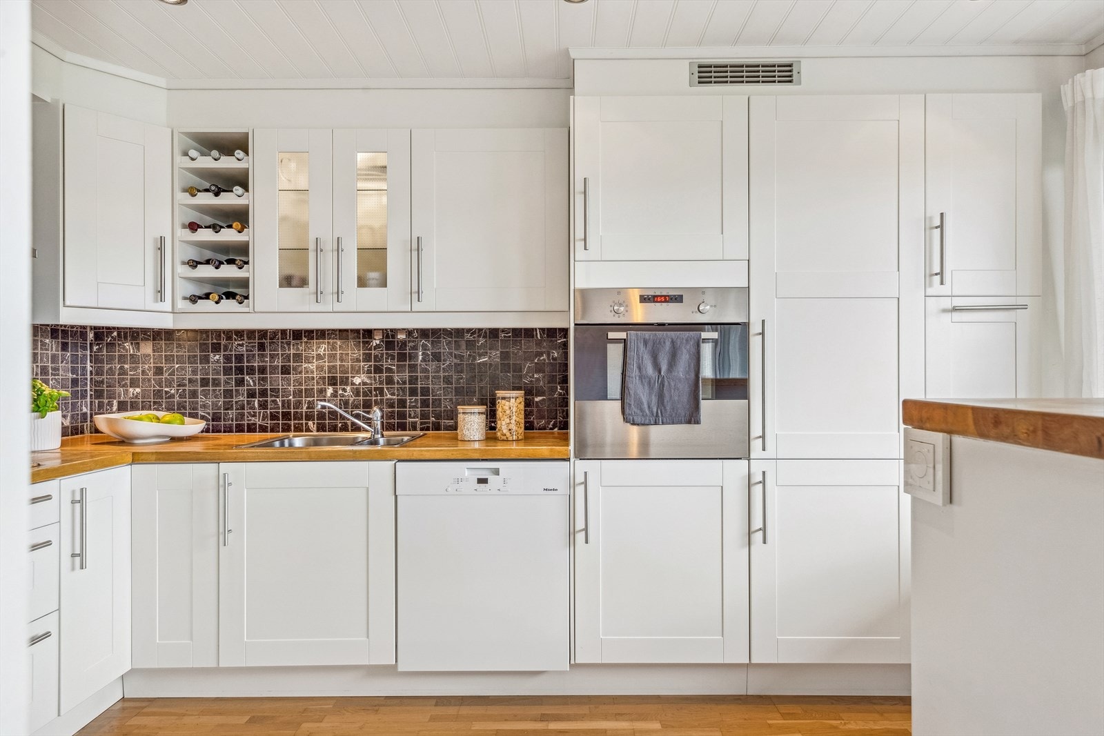 Kjøkkenet, som måler ca. 9,5 kvm, ble oppgradert i 2006. Kjøkken har fått tilstandsgrad 1 fra takstmann. Galleribilde