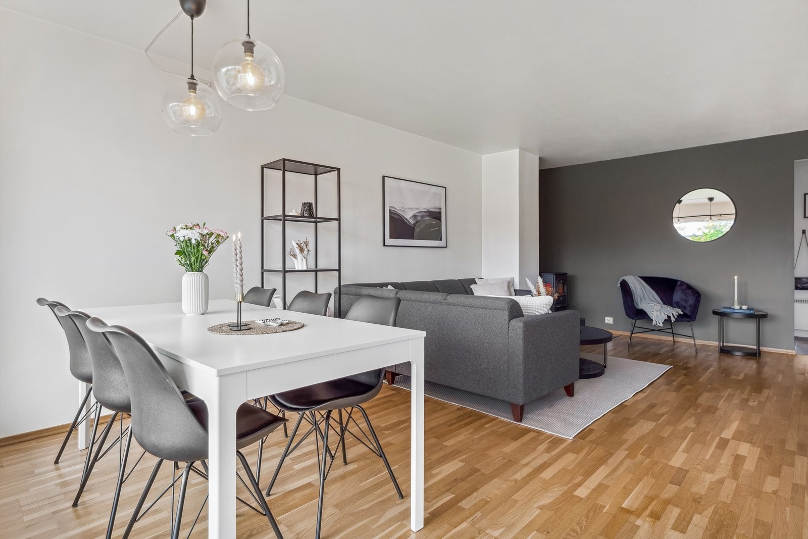 I et hjørne i stuen er det montert en god peisovn i støpejern. Galleribilde