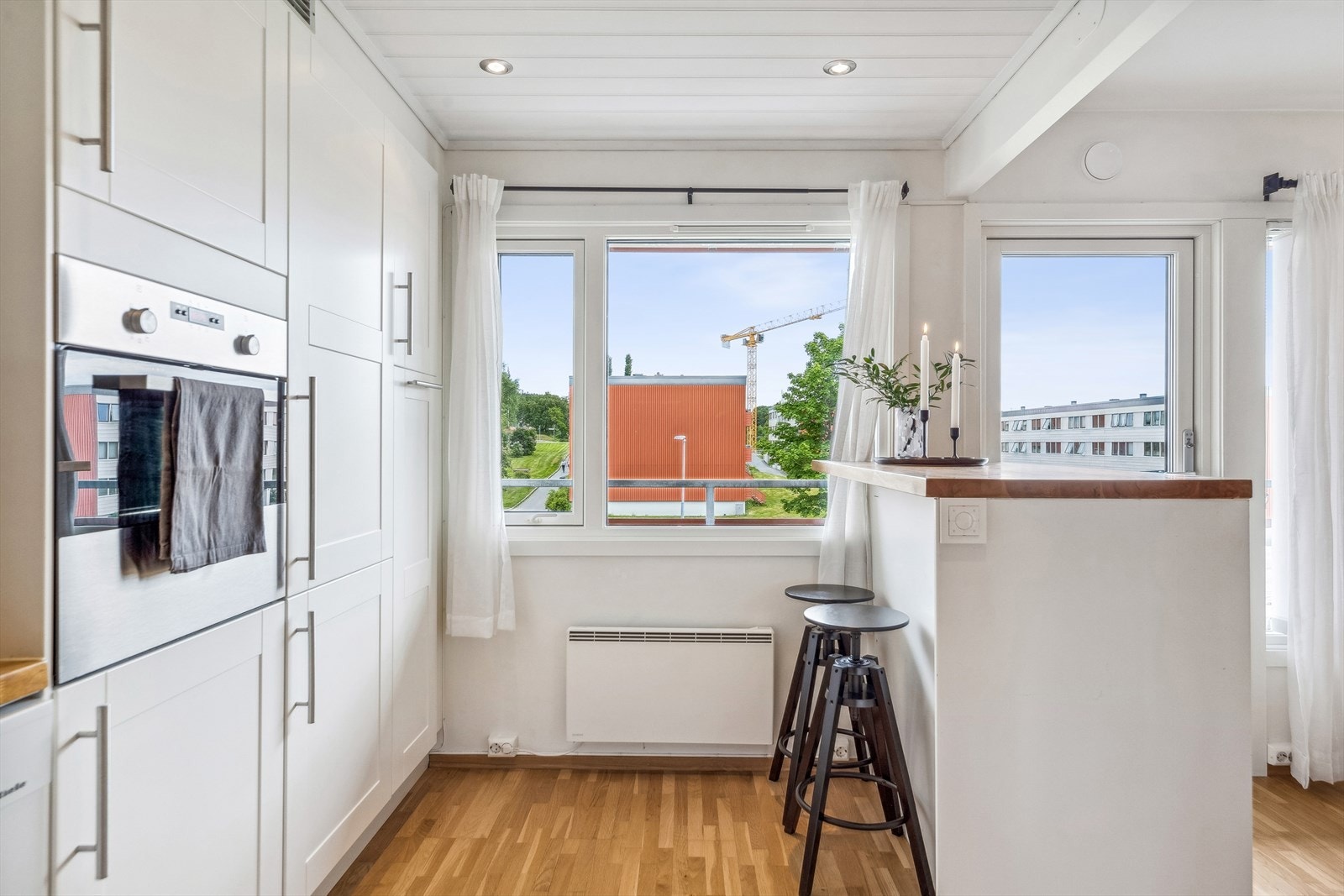 Kjøkkenet har en høy øy med barløsning og sitteplass for to. Galleribilde