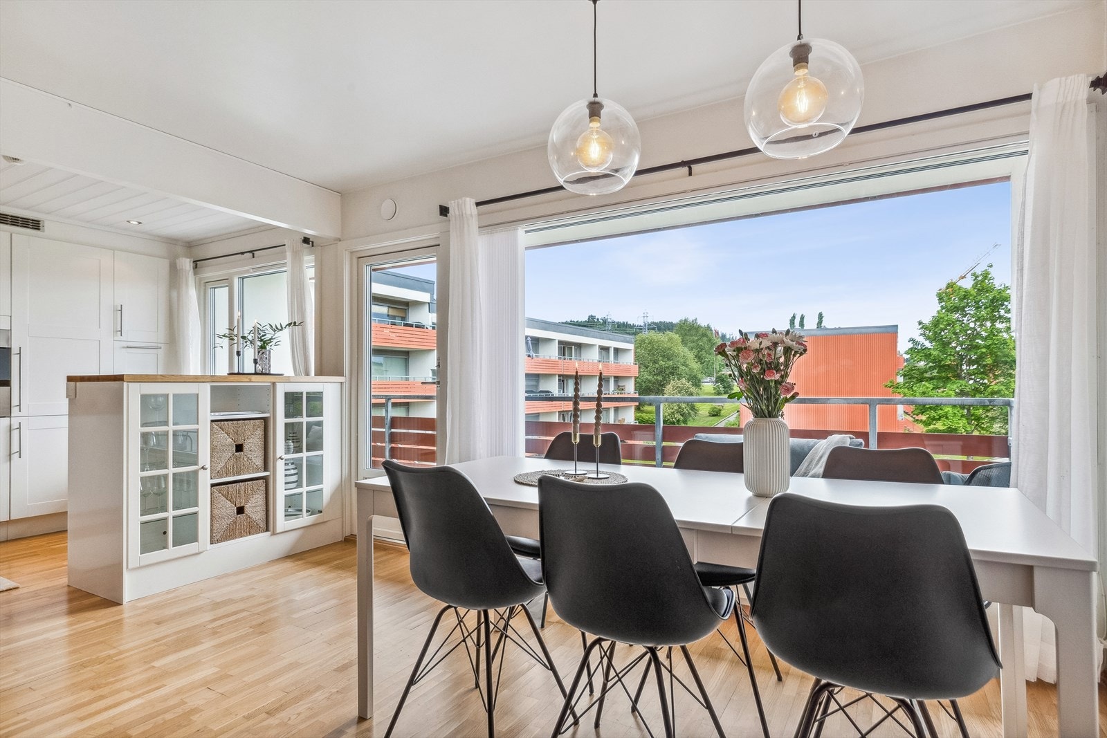 Dagslyset strømmer inn til stue og kjøkken via store, sydvendte vinduer fra 2017. Galleribilde