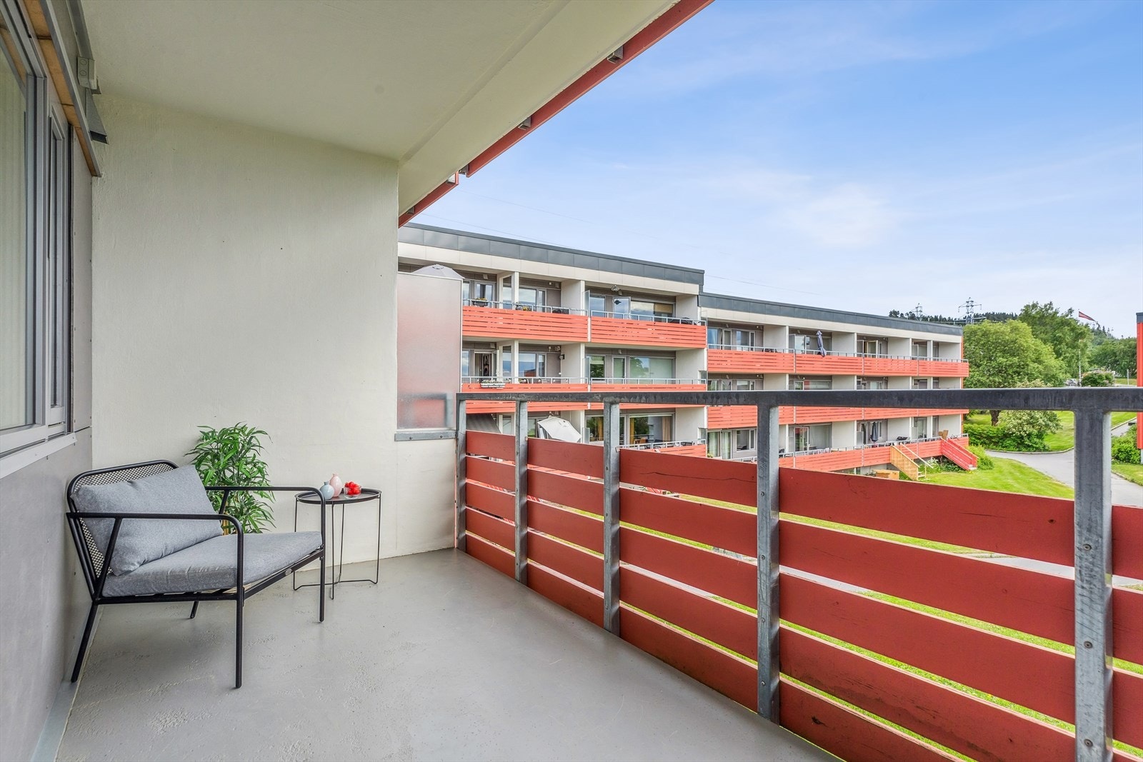 På balkongen er det god plass til ønsket utemøblement, og det støpte dekket ble etterisolert i 2017. Galleribilde