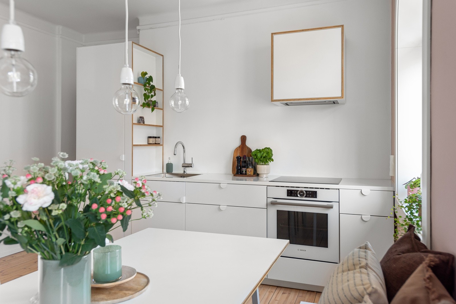 Et moderne kjøkken hvor en kan kokkelere og invitere over venner og familie til hyggelige lag Galleribilde