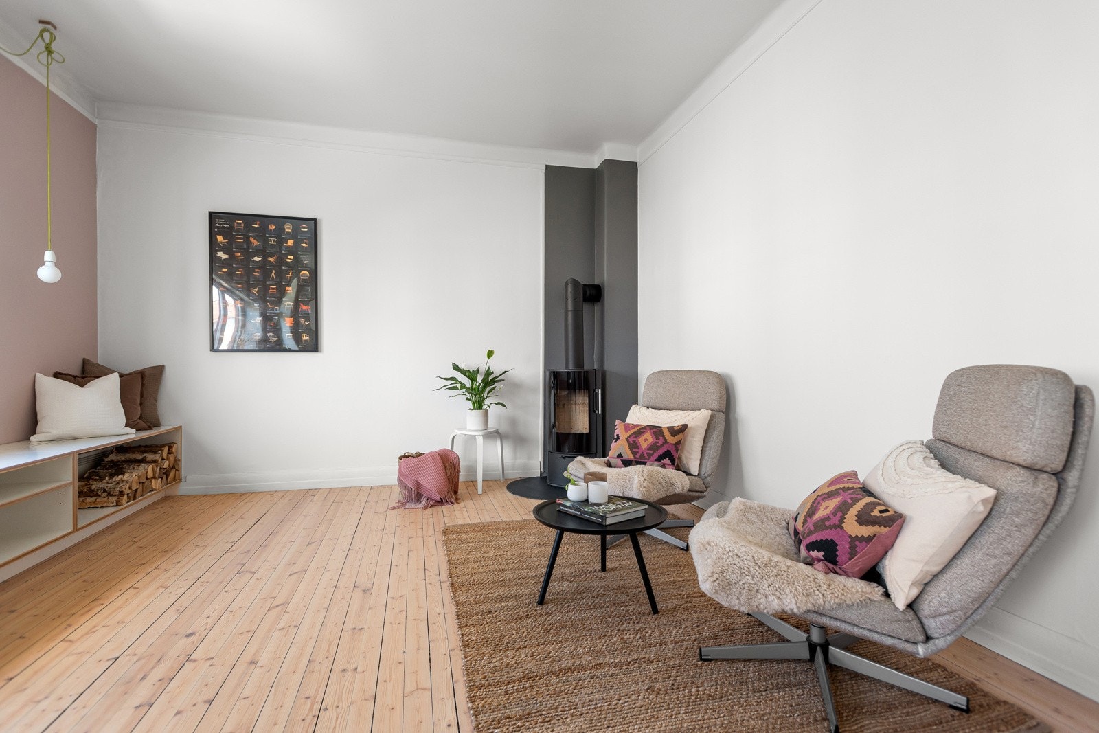 Stuen har god plass til sofagruppe og medievegg Galleribilde