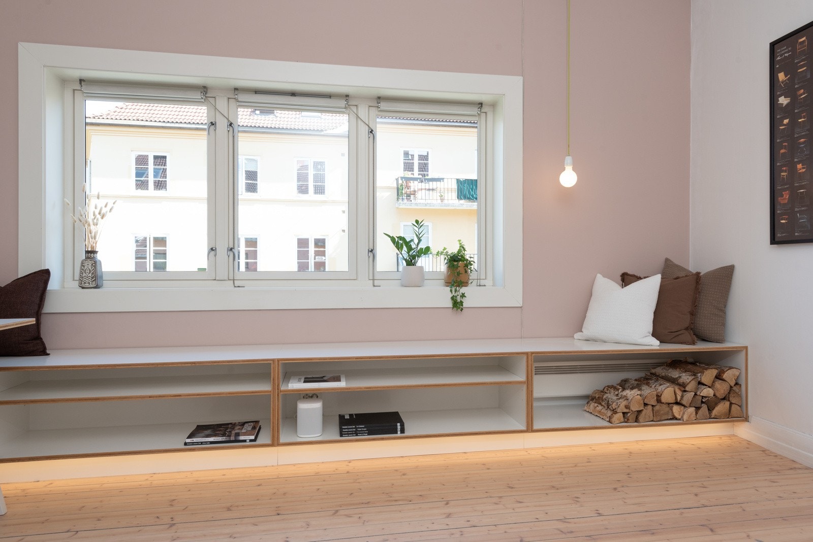 Den plassbygde benken har både integrert panelovner som bidrar til varme og dimbar lysstripe som bidrar til koselig stemning. Galleribilde