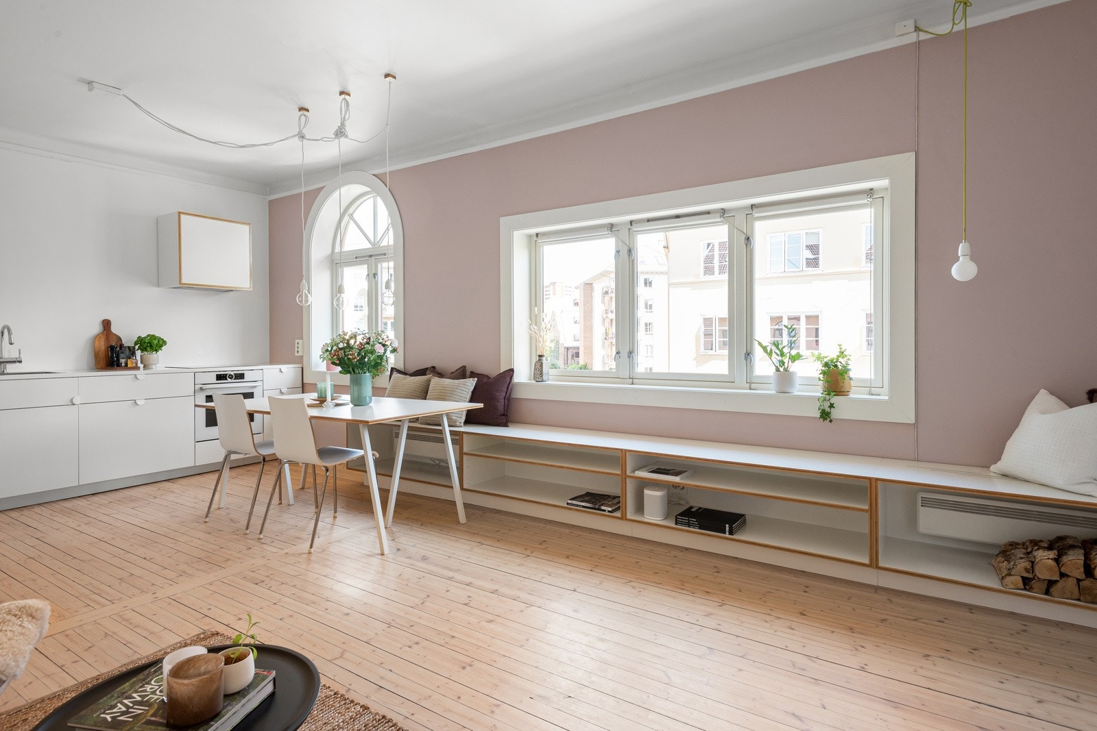 Det er plassbygde møbler i alle rom i leiligheten Galleribilde