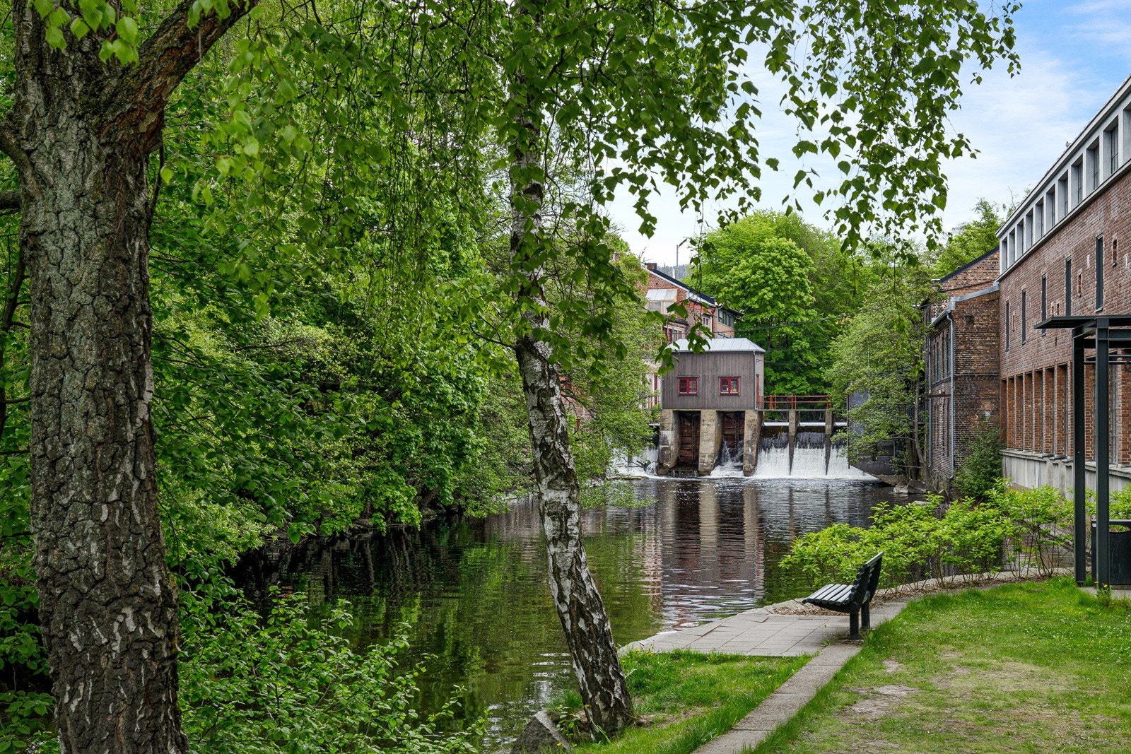 Akerselva er en kort spasertur unna leiligheten. Galleribilde