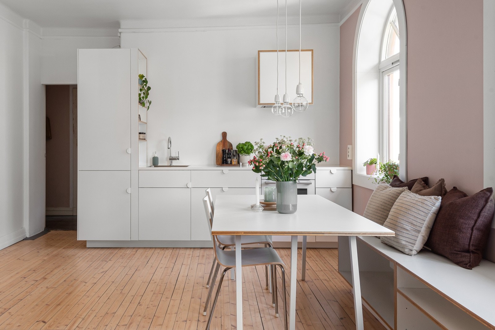Kjøkkenet er fra 2014 med glatte fronter og laminert benkeplate med integrert kjøkkenkum Galleribilde
