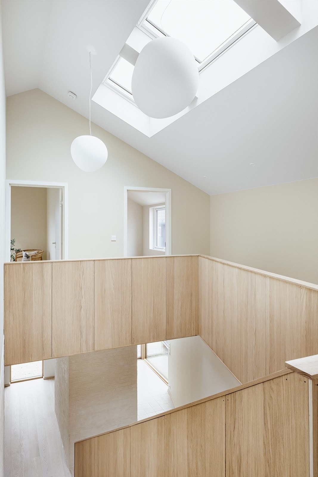 El-styrt takvinduer som slipper inn flott lys til trapperom Galleribilde