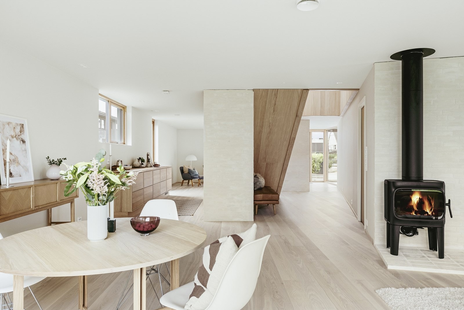 Boligens grunnplan er en sammenhengende romsekvens for opphold og sosiale soner Galleribilde