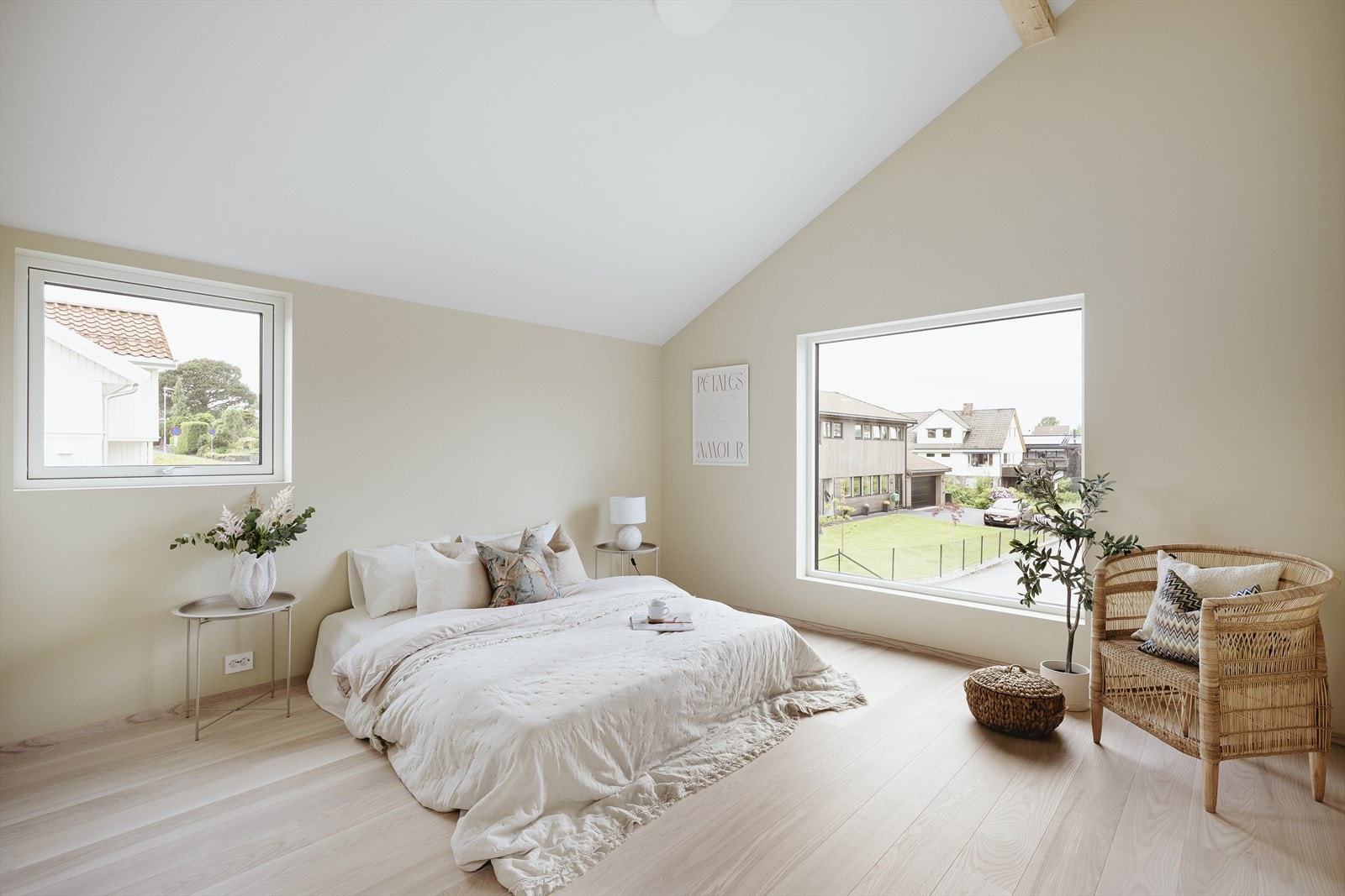 Hovedsoverommet er romslig med eget walk-in garderoberom og tilhørende baderom! Galleribilde