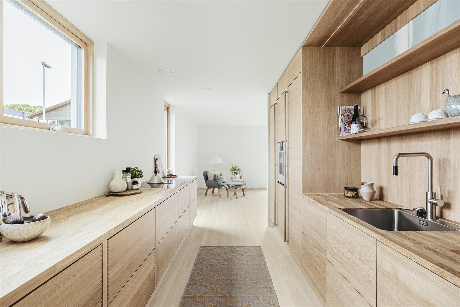 Kjøkkenet har god skap og skuffeplass til oppbevaring og mye arbeidsplass på benkeplaten Galleribilde