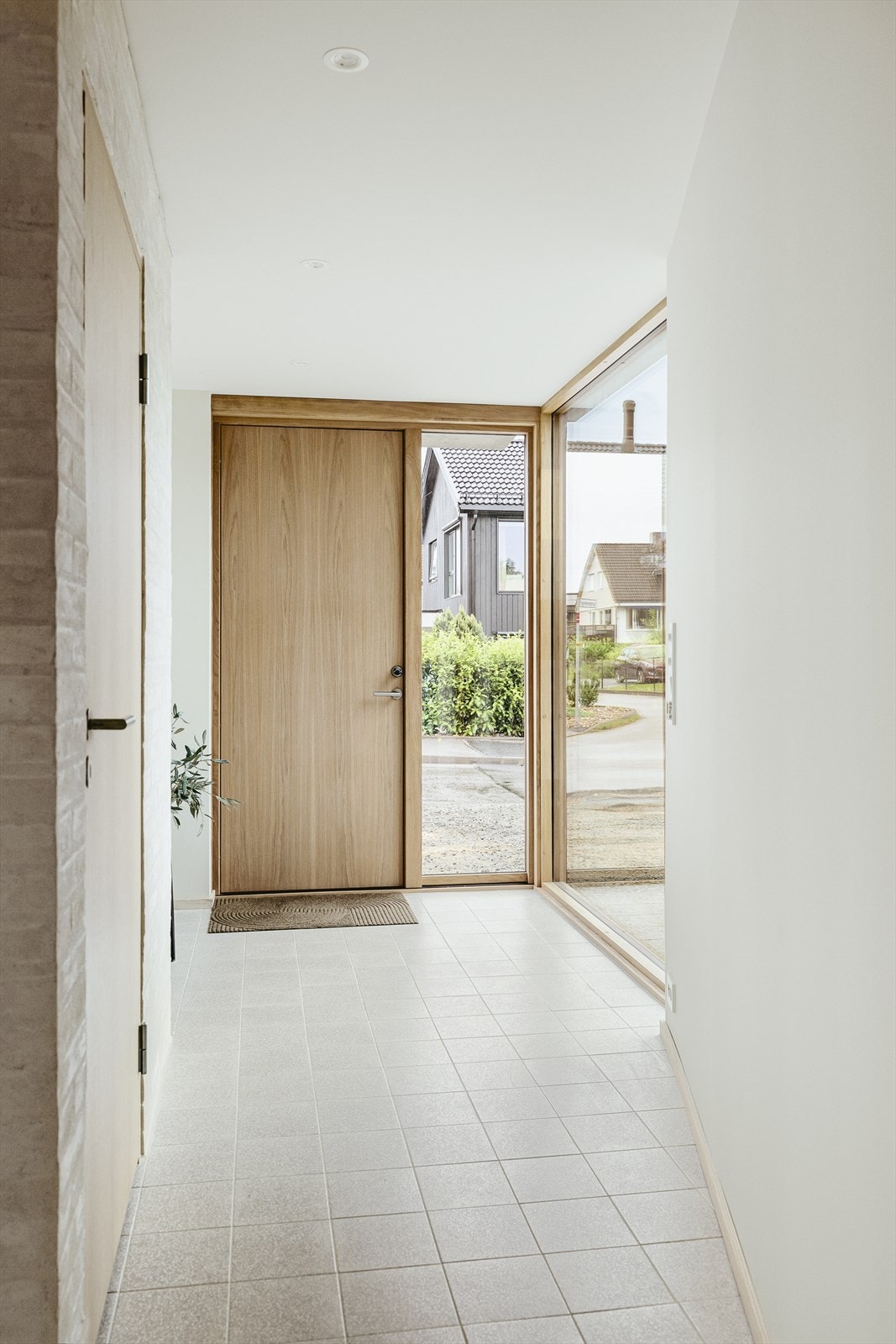 Lekker flislagt entrè med god plass til garderobeløsning Galleribilde