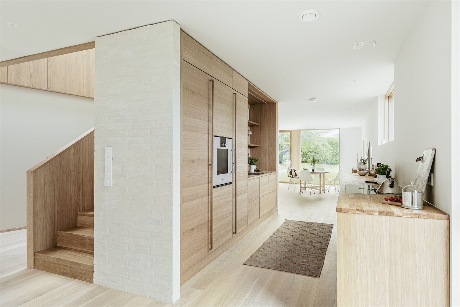 Legg merke til teglsteinen som harmonerer fint sammen med kjøkkenet levert av Svane Galleribilde