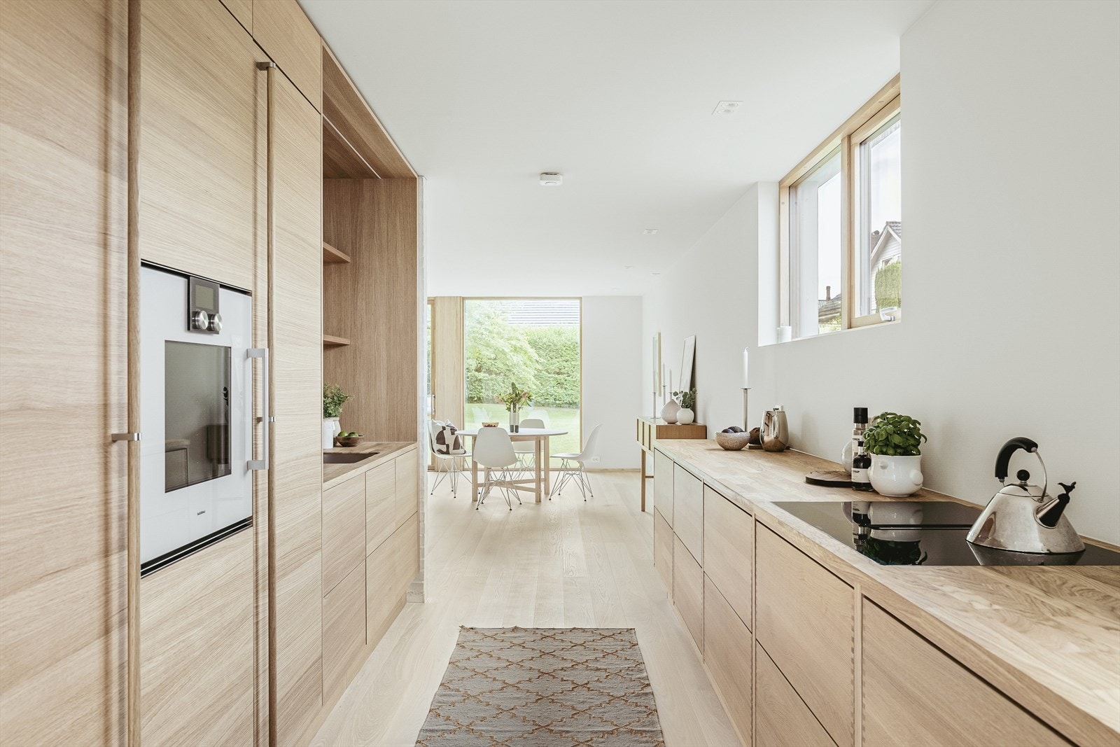 Heltre eik kjøkken i snekkermodul levert av Svane kjøkken med integrerte hvitevarer Galleribilde