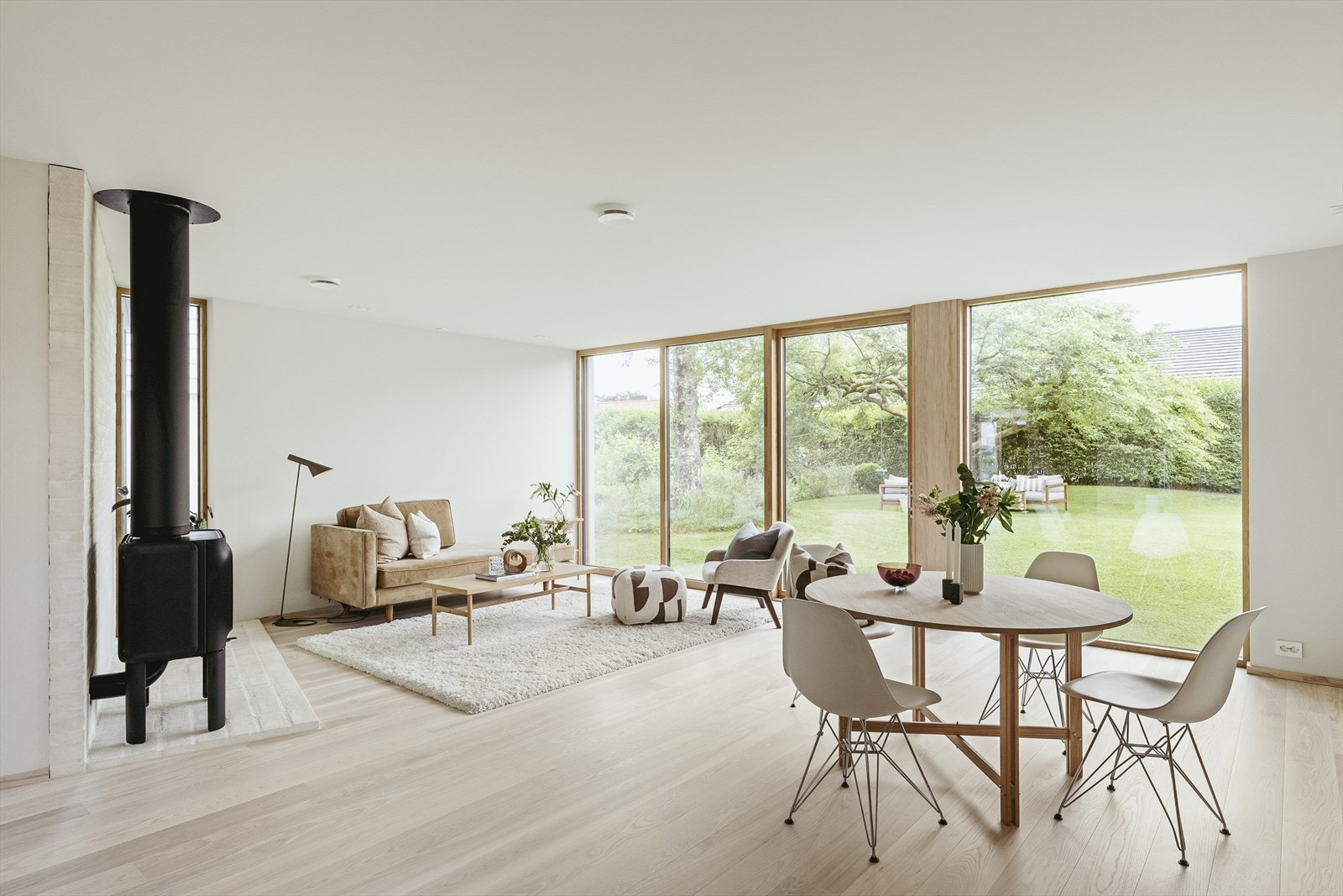 Fra stuen har man direkte utgang til husets hage Galleribilde