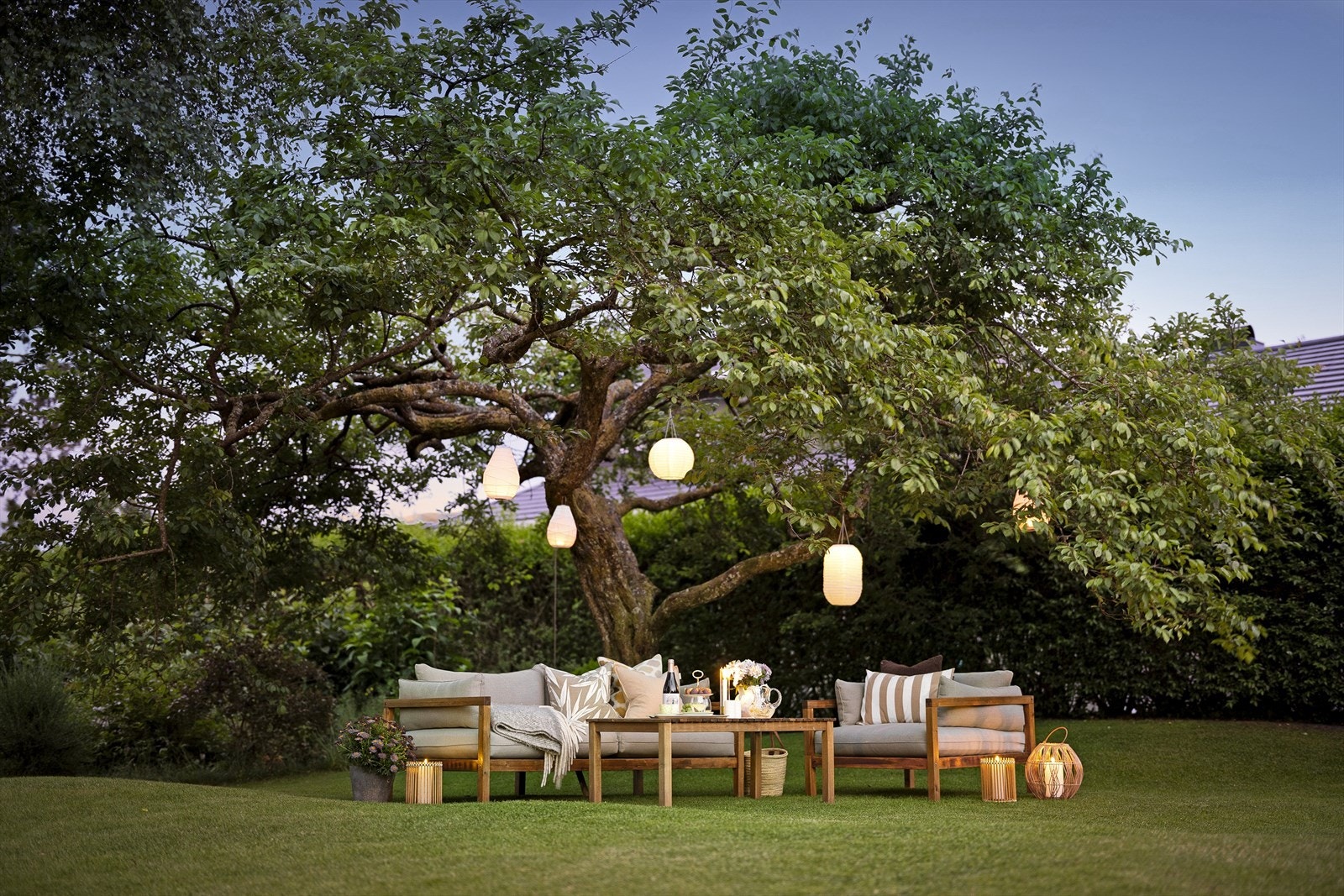 Den flotte hagen er pent opparbeidet og er klar for lek og sommerfest! Galleribilde