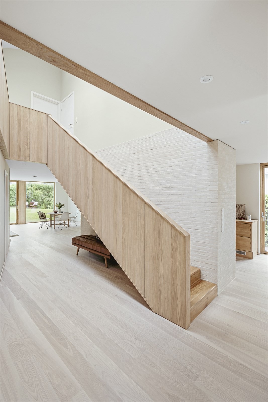 Første som møter deg er det meget vakre trapperommet som tar deg til boligens 2.etasje Galleribilde