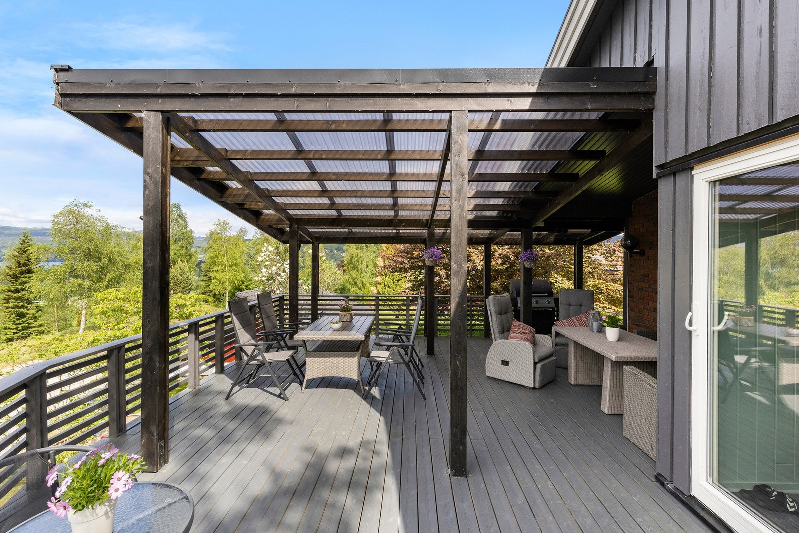 Herlig takoverbygd ute område. Galleribilde