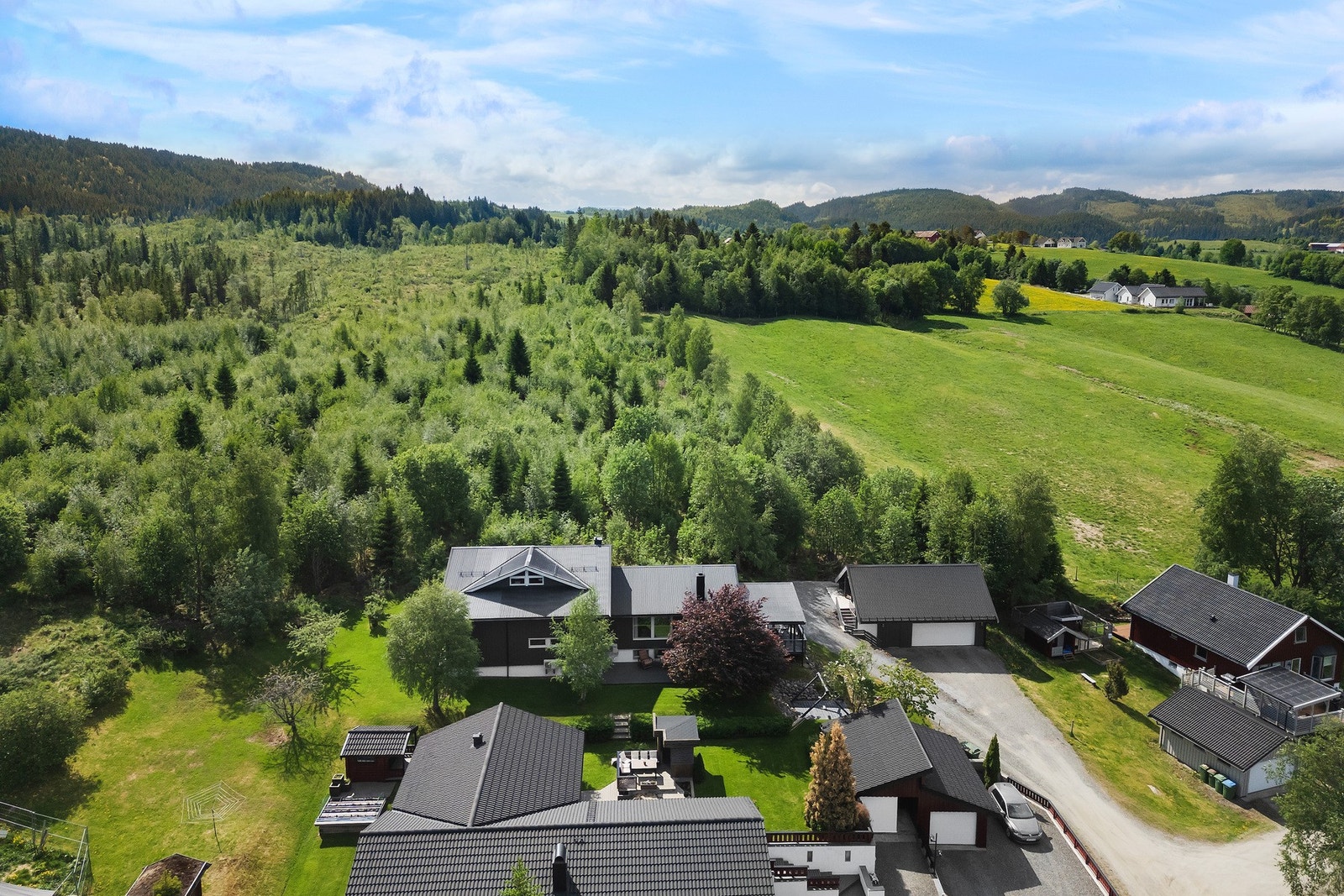 Det er oppkjørte ski spor på vinterstid like i nærheten av boligfeltet. Galleribilde