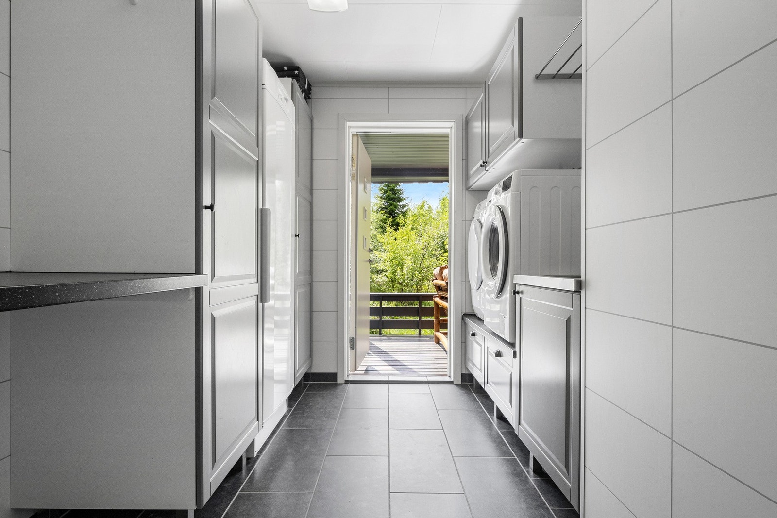 Rett ved badet er det et separat vaskerom på 6 kvm med egen inngang. Galleribilde