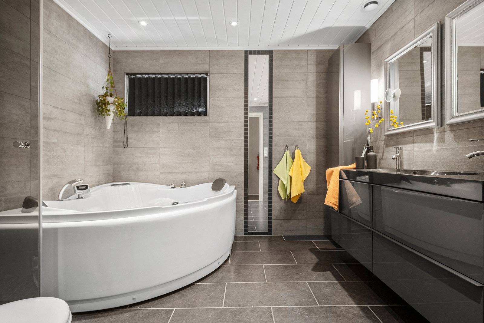 Lekkert og moderne bad på 8,5 kvm i 1.etasjen. Galleribilde