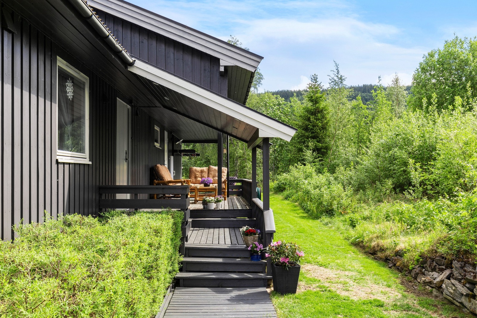 Innbydende inngangsparti med plass til en sittegruppe. Galleribilde