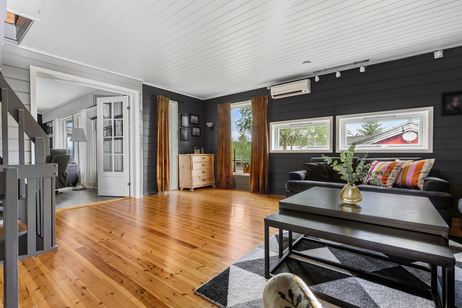 1.etasje har to stuer. Det er montert varmepumpe på begge stuen. Galleribilde