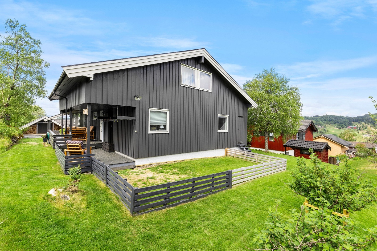 Det er bygd gjerde i forbindelse med terrassen ved inngangspartiet. Perfekt for hvis man har hund. Galleribilde