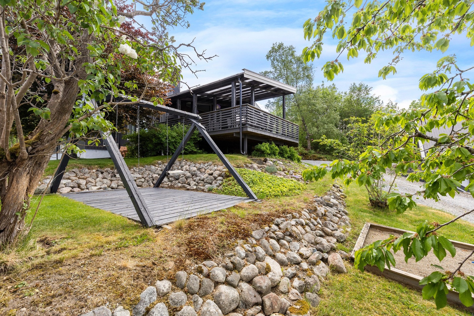 Opparbeidet uteareal med huske stativ og sandkasse for de små. Galleribilde