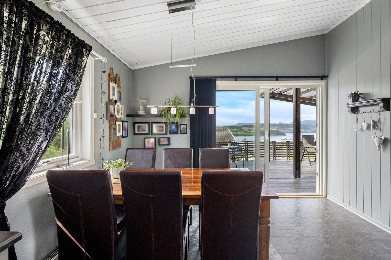 Fra kjøkkenet er det utgang til en solrik veranda. Galleribilde